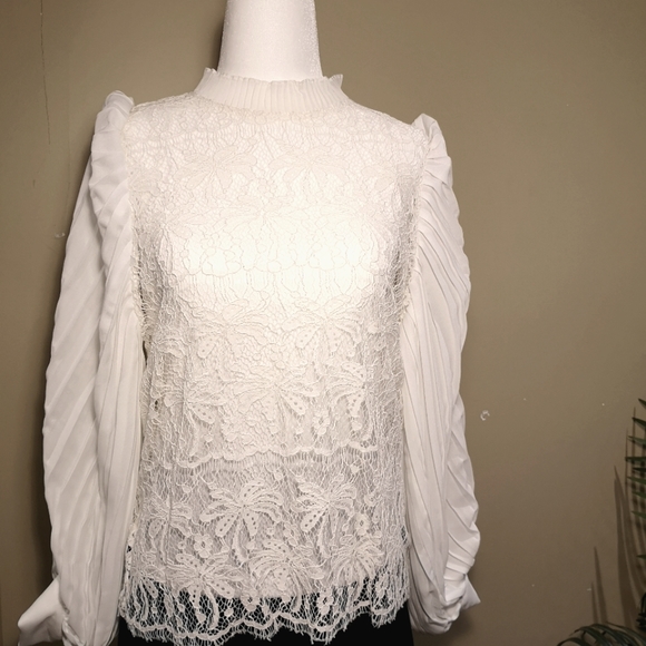 Lace blouse with pleated balloon sleeve. Size small - Picture 2 of 5